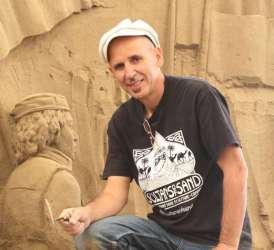 Etual Ojeda the sand sculptor.